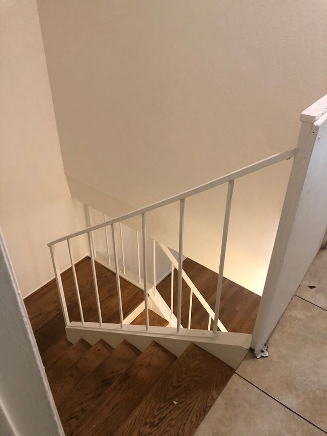 Building Photo - Santa Ana townhome style.  2 bed, 1 1/2 ba...