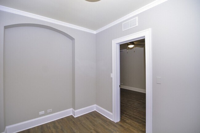Building Photo - 817 W Lakeside Pl