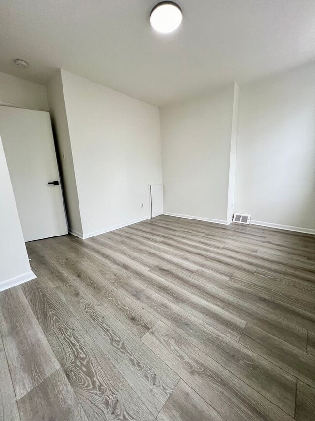 Building Photo - Fully Renovated 3-Bedroom Townhome in West Philadelphia! Available Early July!