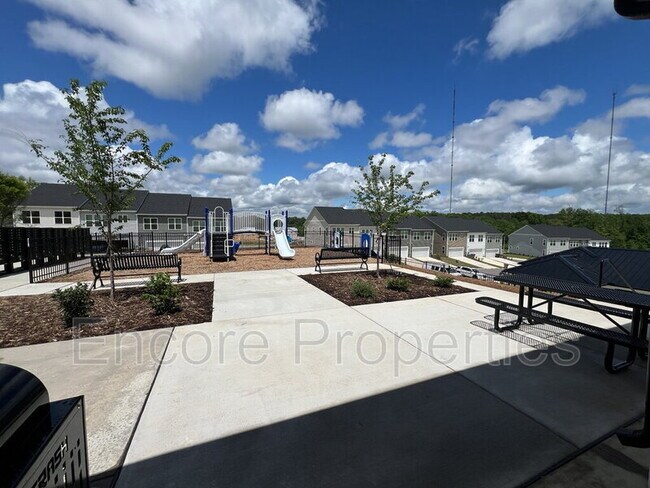 Building Photo - 284 White Oak Gdn Wy