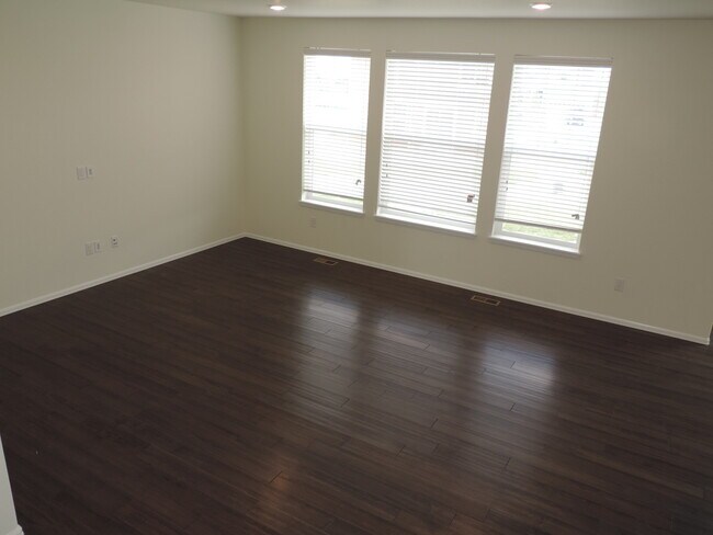 Building Photo - Sierra Ridge 4 Bedroom Home (Available Imm...
