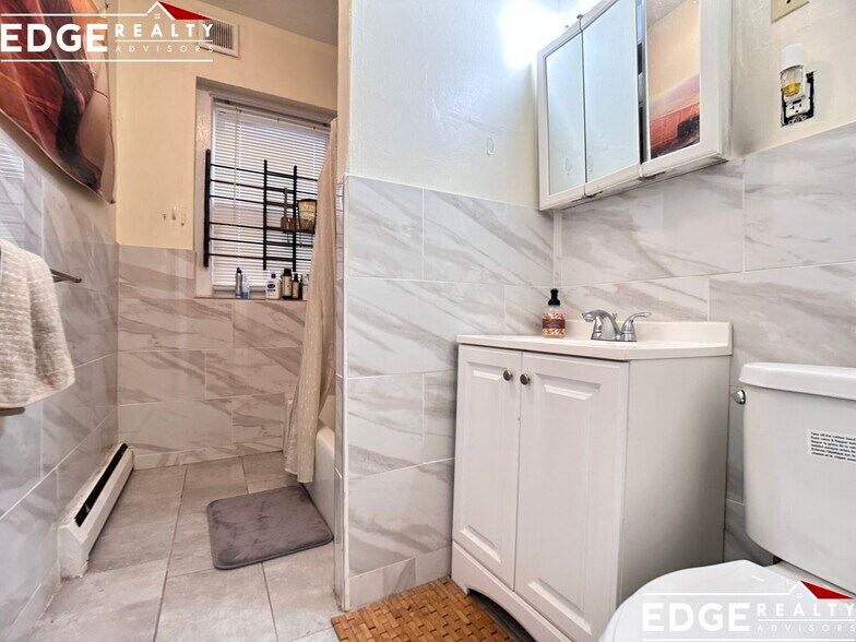 Building Photo - 25 Chester St