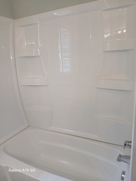 Tub/Shower - 4008 Lebanon Rd
