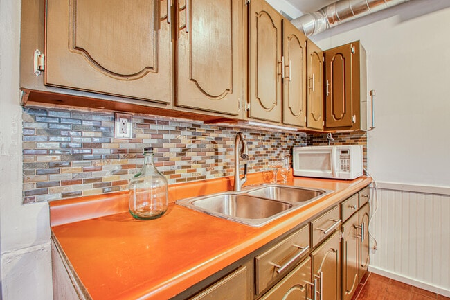 Building Photo - 8613 Kingsway Dr