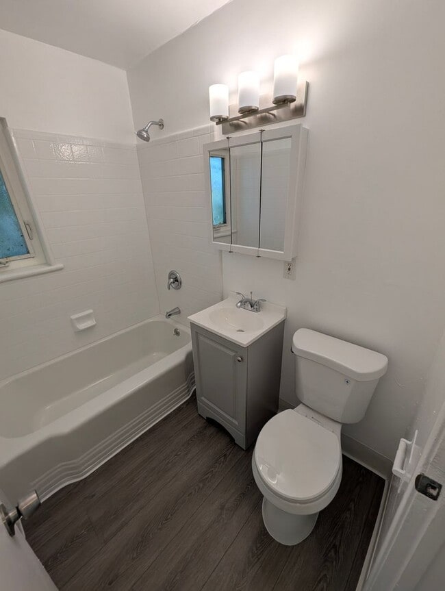 Building Photo - San Antonio Walk-Up 2/1 Available Now