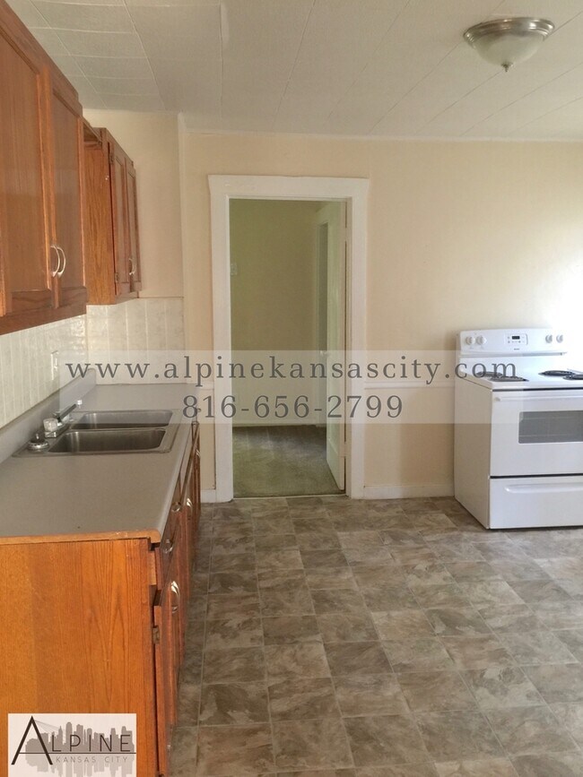 Building Photo - Independence Bungalow Available Now
