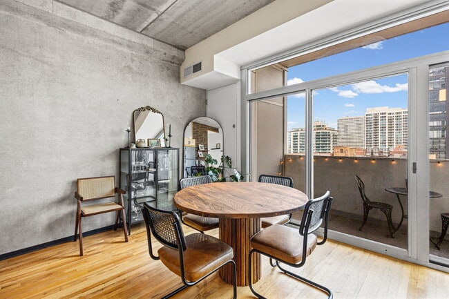 Building Photo - 630 N Franklin St