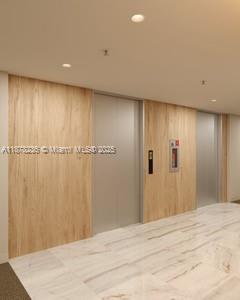 Building Photo - 801 N Venetian Dr