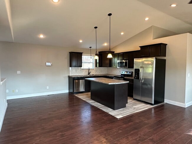 Building Photo - 4 Bedroom 3 Bath 2 Stall Garage in Waynesv...