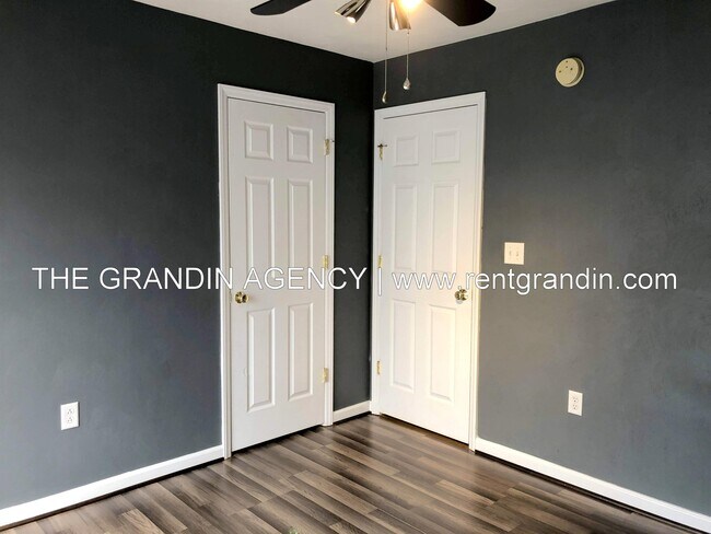 Building Photo - 1811 Meadows Ct