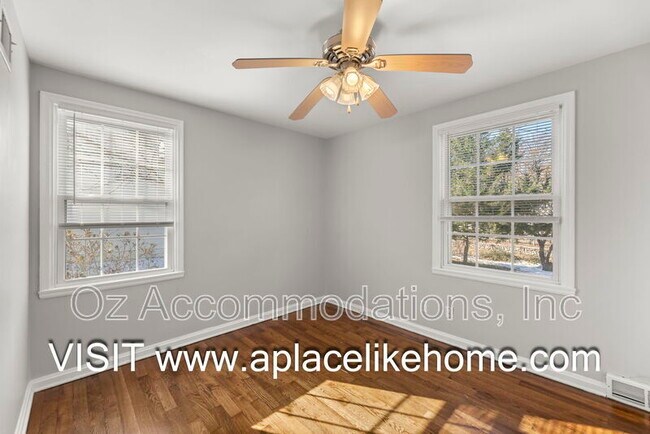 Building Photo - 7404 Village Dr