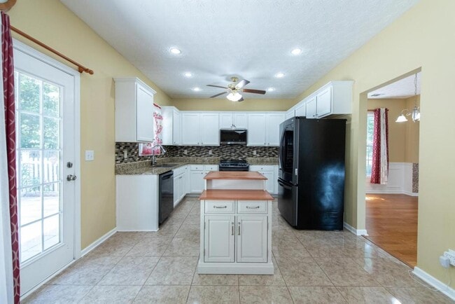 Building Photo - 2227 Longmont Dr