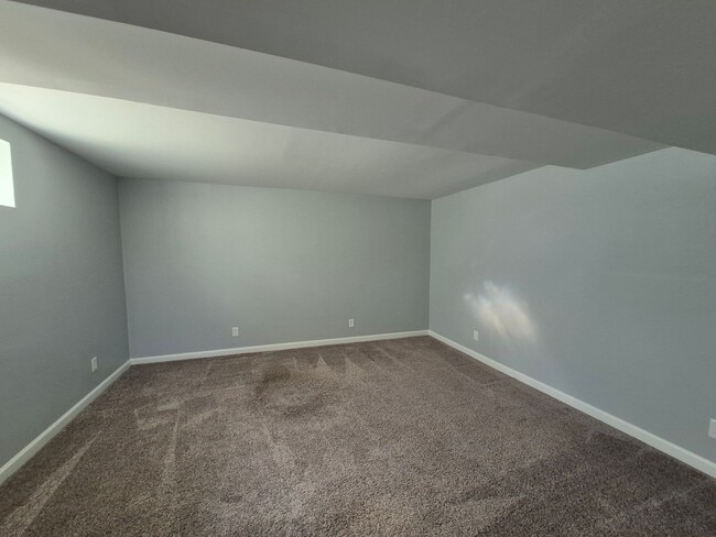 Building Photo - Large 2 story home!!