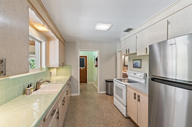 Building Photo - 440 Jupiter Ln