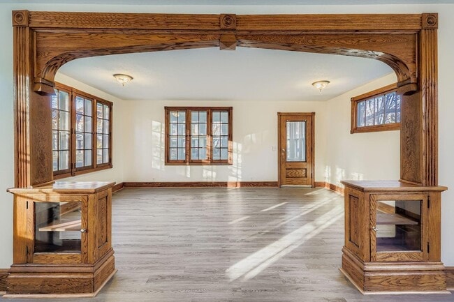 Building Photo - 988 Reaney Ave E