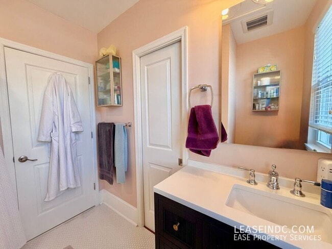 Building Photo - 159 V St NE