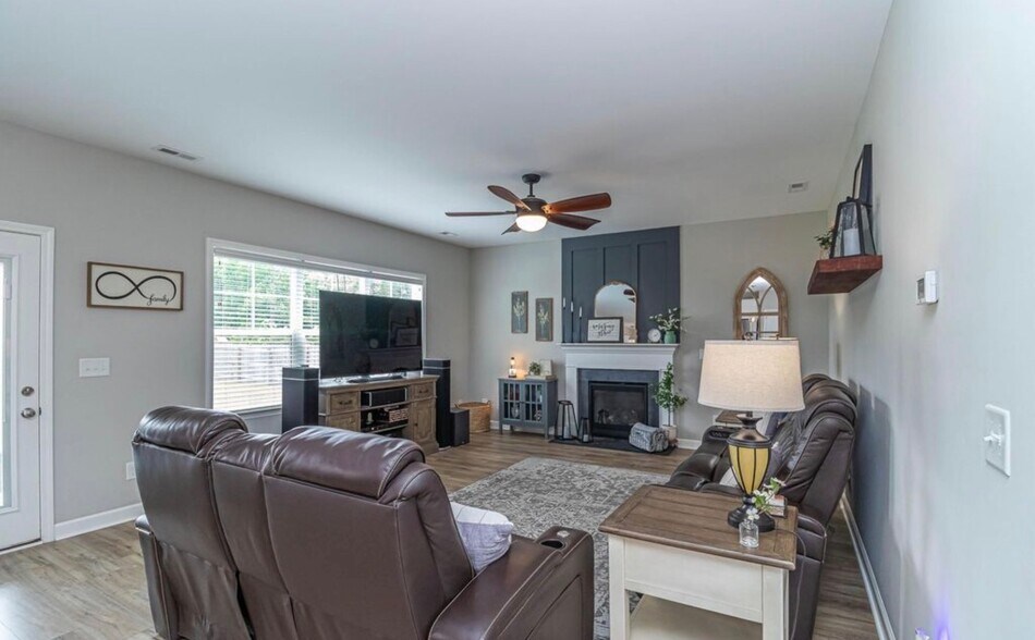 Building Photo - 300 Stonebridge Dr