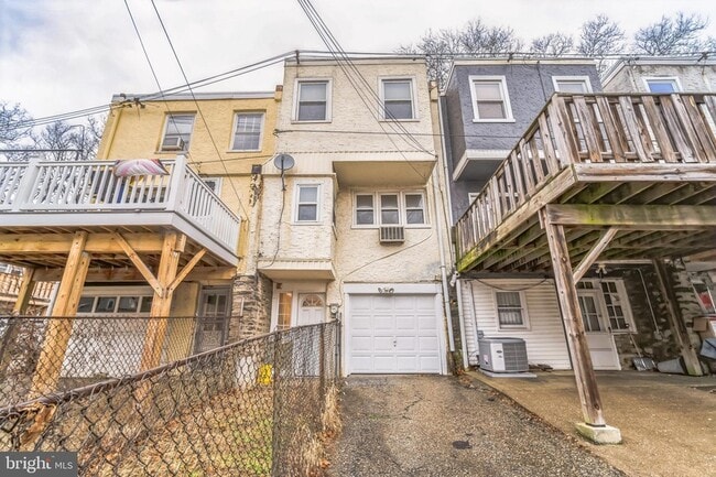 Building Photo - 3436 Barclay St