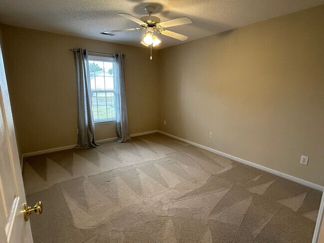 Building Photo - Charming home nestled in Courtney Pines with full fenced backyard!
