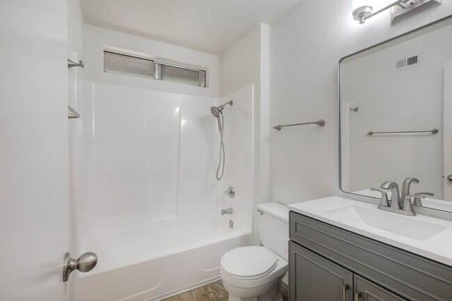 Building Photo - VIA261