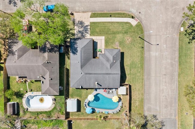 Building Photo - 1103 W Brompton Dr