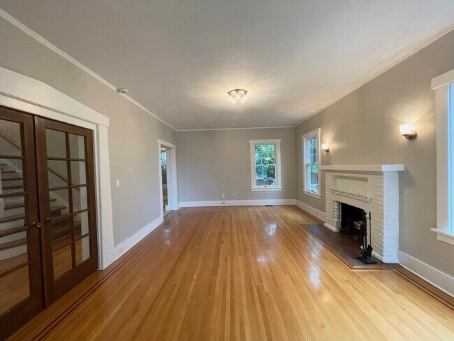 Building Photo - Elegant 4BR 2.5Bath Home with Fenced Yard & Garage Across from Seattle Prep**2 weeks free **2 wee...