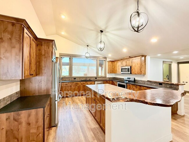 Building Photo - 16205 NE Leaper Rd