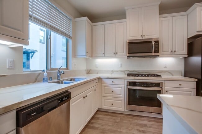 Building Photo - Beautiful 4 Bedroom Townhome! Built in 202...