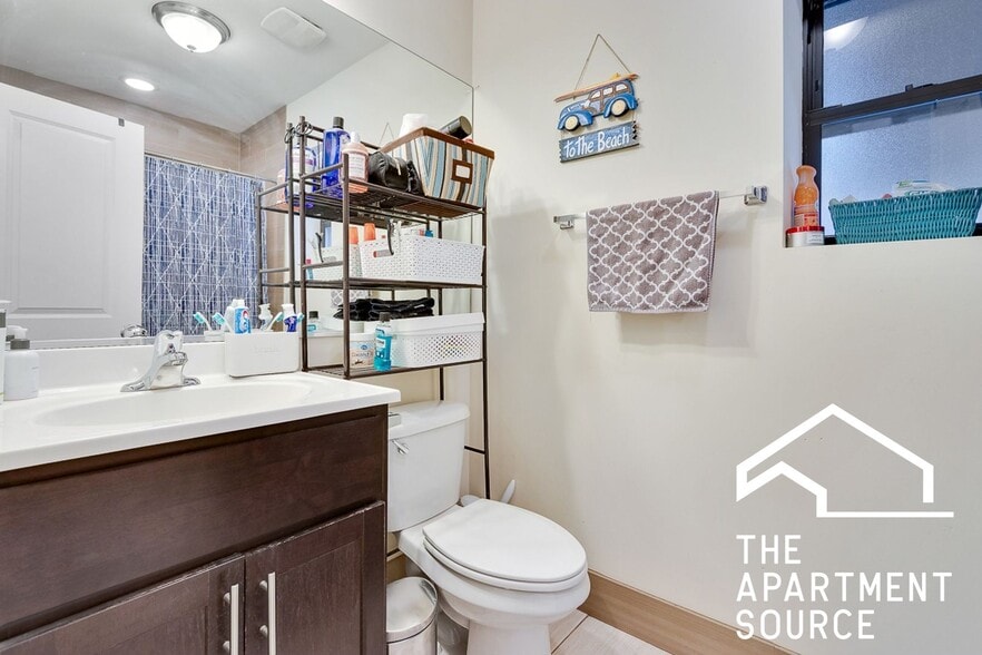 Building Photo - 1827 W Leland Ave