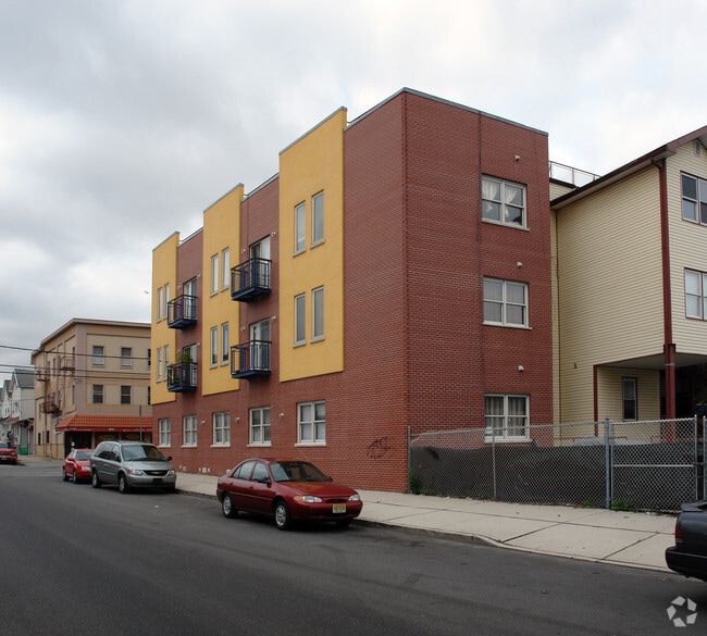 Building Photo - 136-142 Fleming Ave
