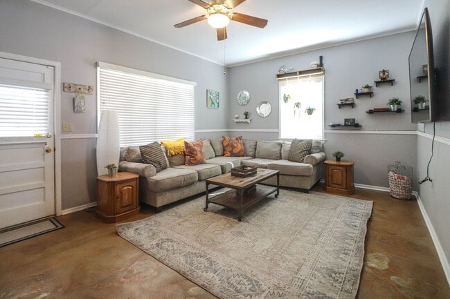 Building Photo - Nice Midtown Bungalow