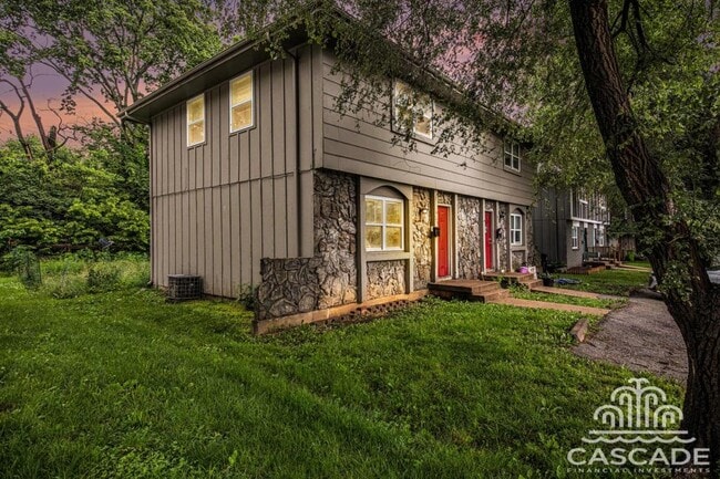 Building Photo - 220 N Oak Dr