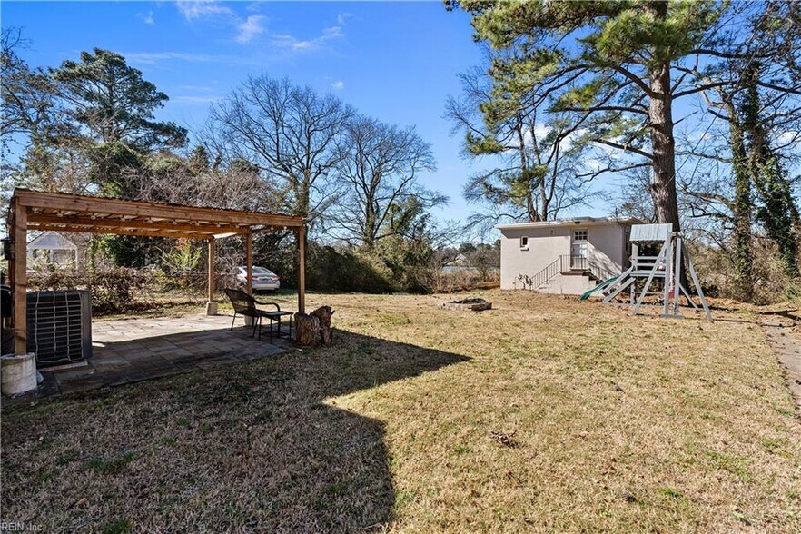 Building Photo - 2605 Bapaume Ave