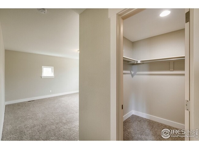 Building Photo - 4 Bedroom Townhome Available ASAP! Great L...