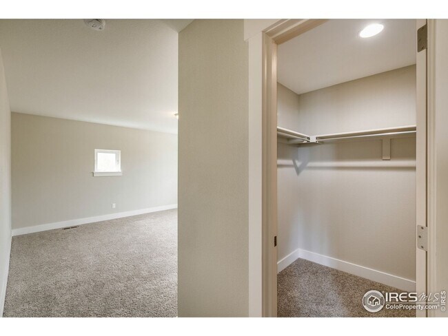 Building Photo - 4 Bedroom Townhome Available in Early Sept...