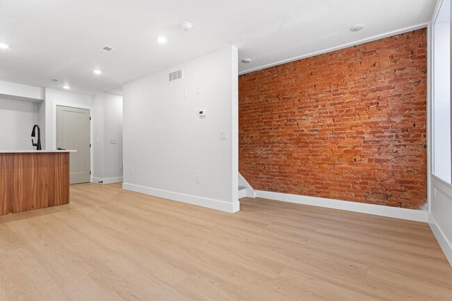 Building Photo - 116 E Huntingdon St