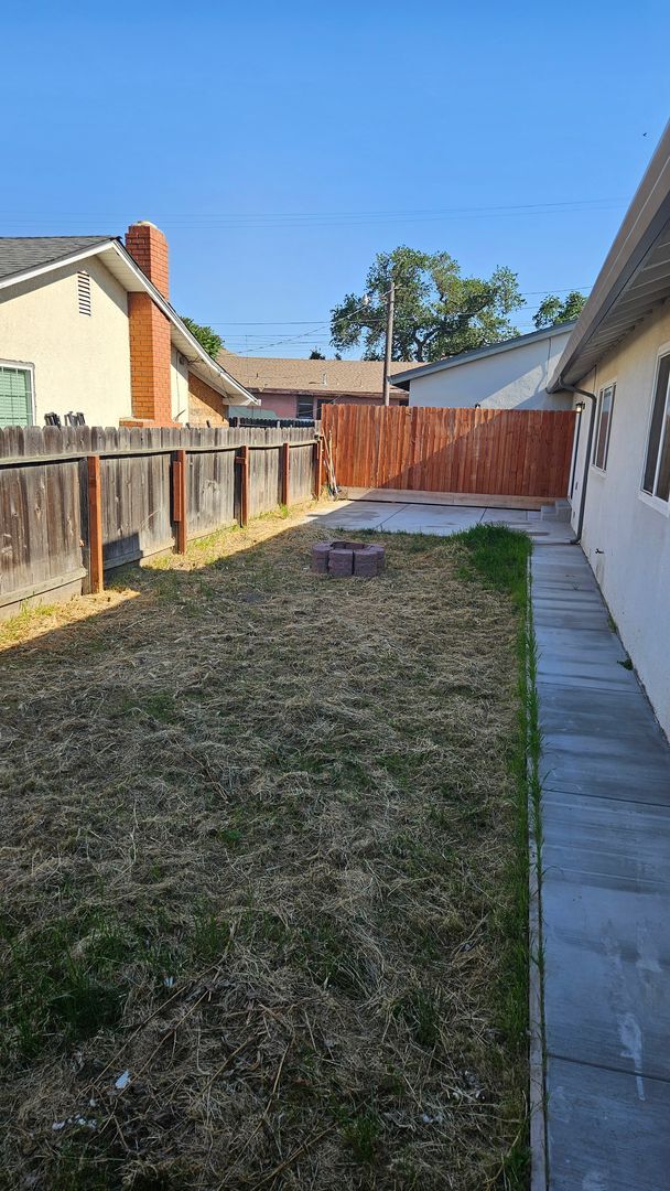 Building Photo - Large 3 bedroom 2 bath