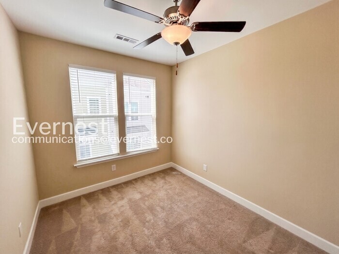 Building Photo - 351 Kara Ln