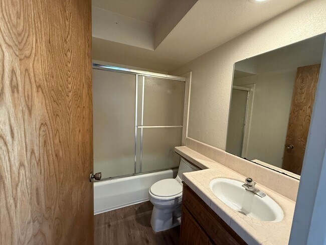 Building Photo - Executive 2-bedroom condo in gated community!