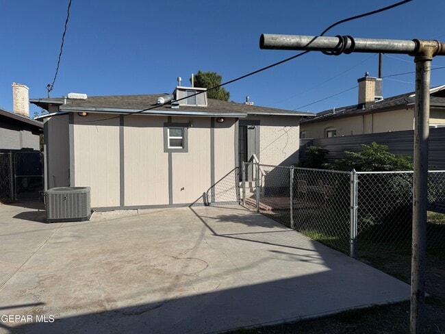 Building Photo - 615 N Cebada St