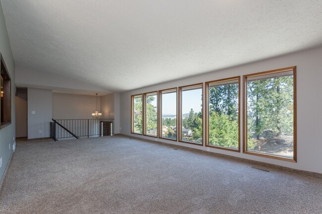 Building Photo - 3+ Bedroom, 3 Bath Available in quiet Spok...