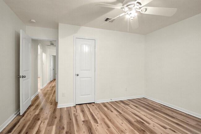 Building Photo - 12822 Lakeshore Dr
