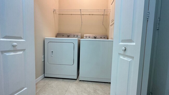 Building Photo - Spacious 3 Bed, 2.5 Bath Townhome with 2-C...