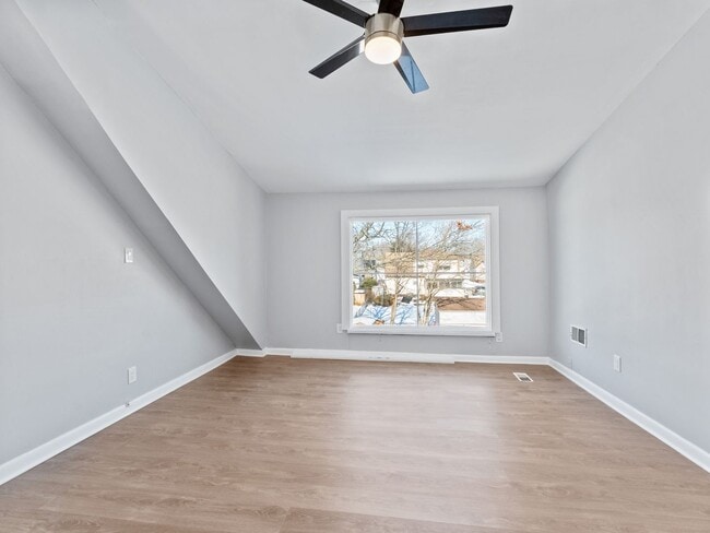 Building Photo - Charming Woodbury Home with Enclosed Backyard & Deck