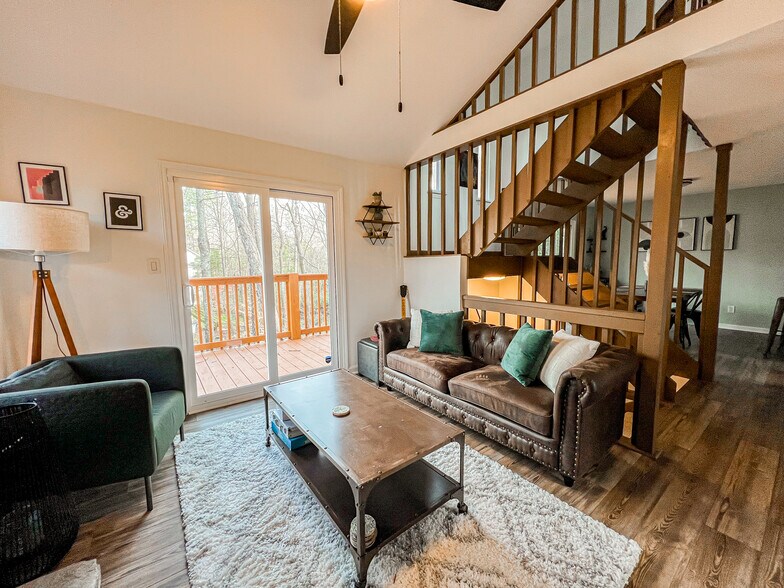 Building Photo - 8012 Briardale Dr