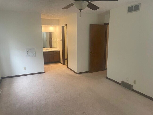 Building Photo - 6225 Willowcrest Dr