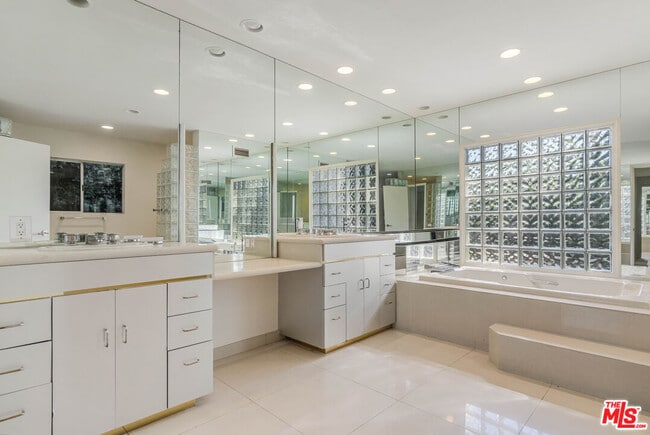 Building Photo - 811 N Hillcrest Rd