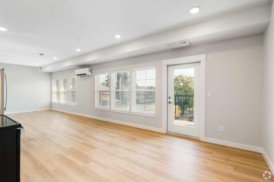 0BR, 1BA - 752SF - Redband Apartments