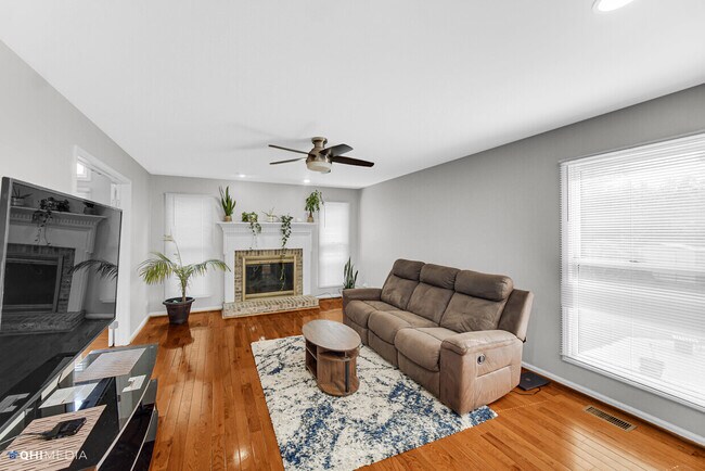 Building Photo - 2870 Roslyn Ln