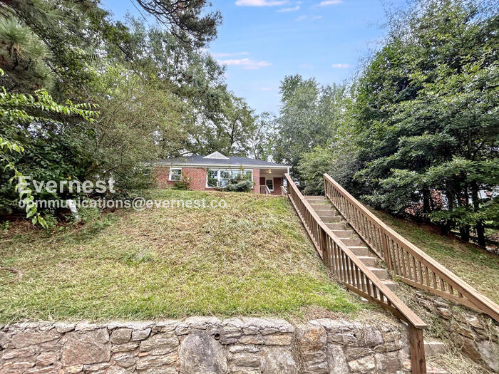 Building Photo - 1819 Oakmont Dr NW